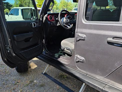 Used 2023 Jeep Gladiator Rubicon w/ Cold Weather Group image 9