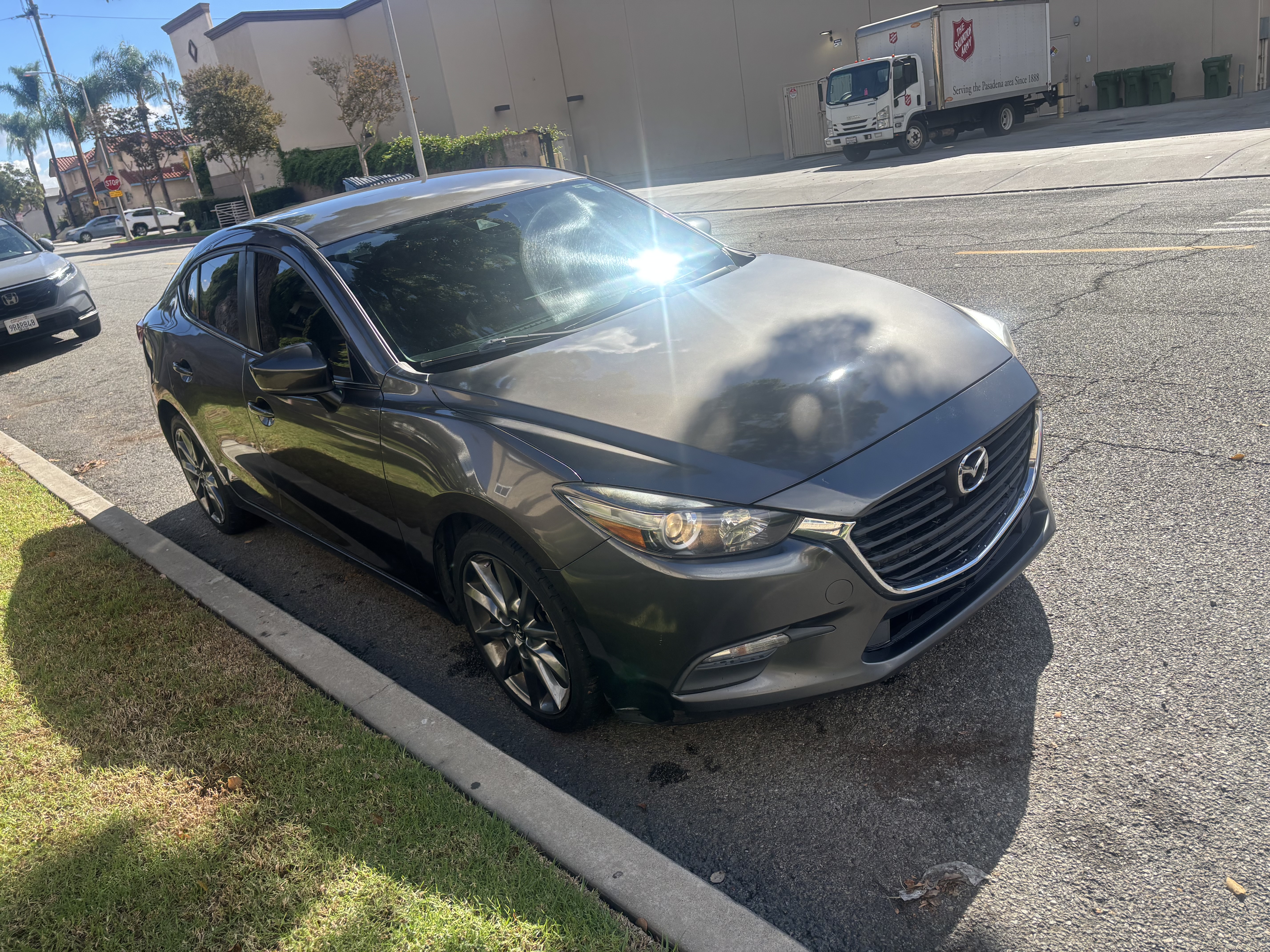Used 2018 MAZDA MAZDA3 Touring FWD image 2
