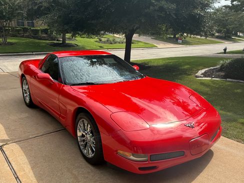 Used 2004 Chevrolet Corvette Coupe RWD image 2