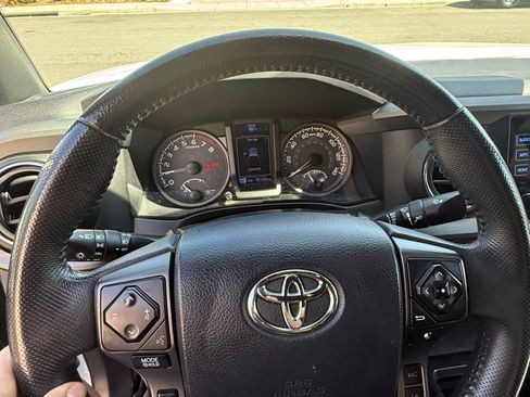 Used 2019 Toyota Tacoma TRD Off-Road w/ Technology Package AWD/4WD image 5