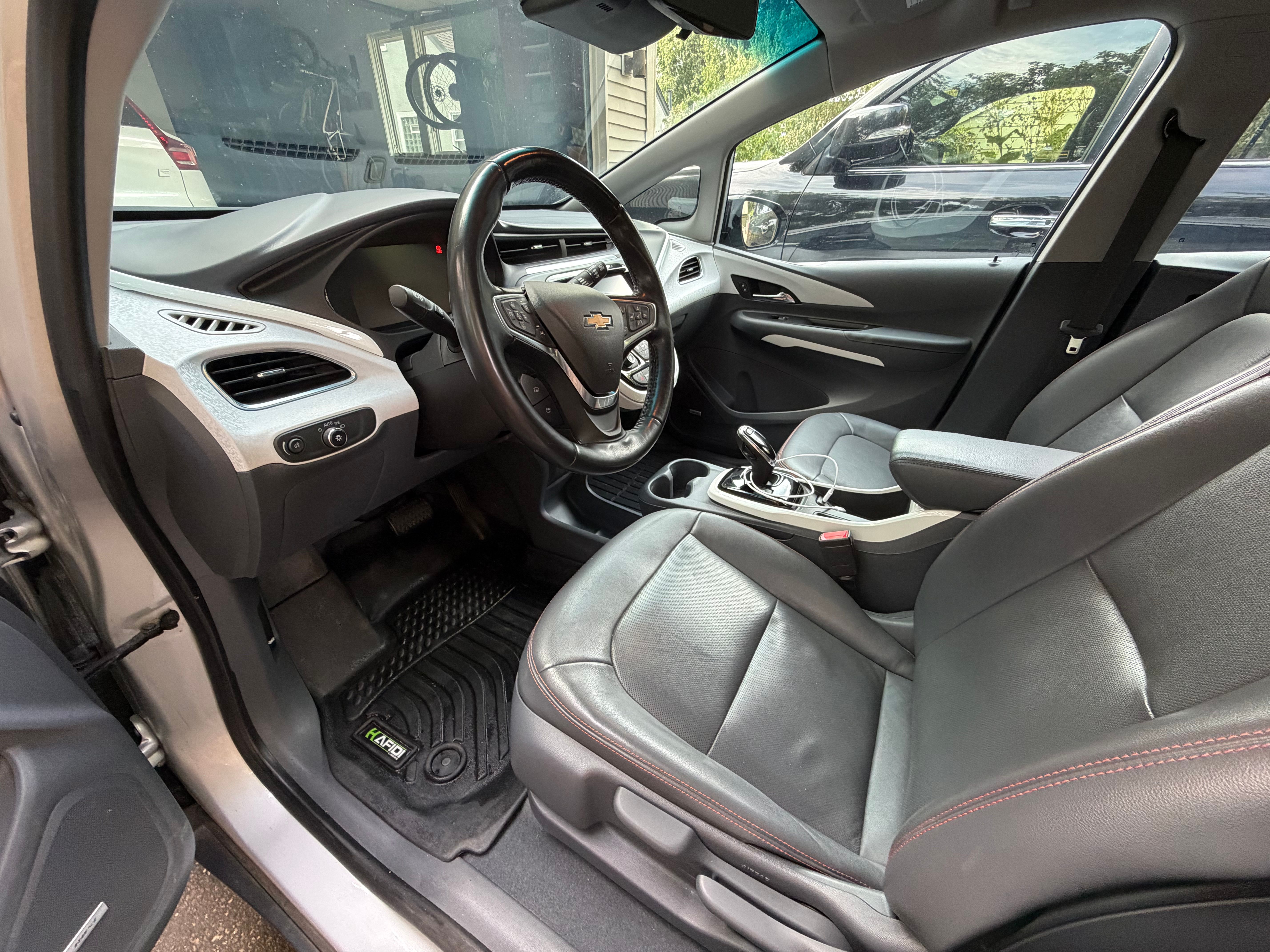 Used 2017 Chevrolet Bolt Premier w/ Driver Confidence II Package FWD image 8