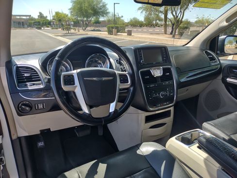 Used 2014 Chrysler Town & Country Touring image 21