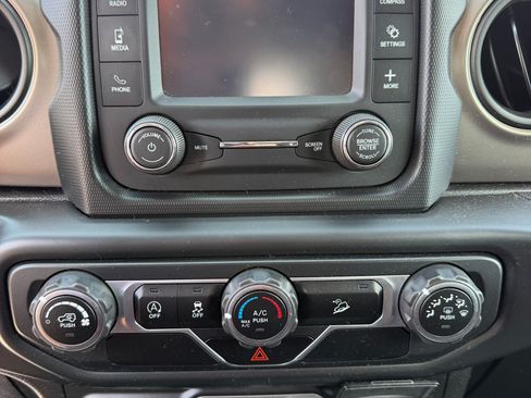 Used 2018 Jeep Wrangler Sport AWD/4WD image 17