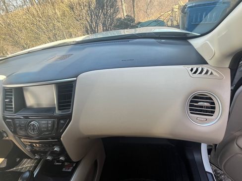 Used 2016 Nissan Pathfinder Platinum image 14