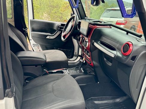 Used 2017 Jeep Wrangler Sahara w/ Connectivity Group image 12