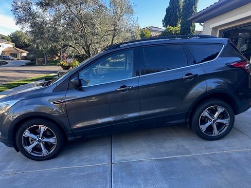 Used 2017 Ford Escape SE w/ Equipment Group 201A image 2
