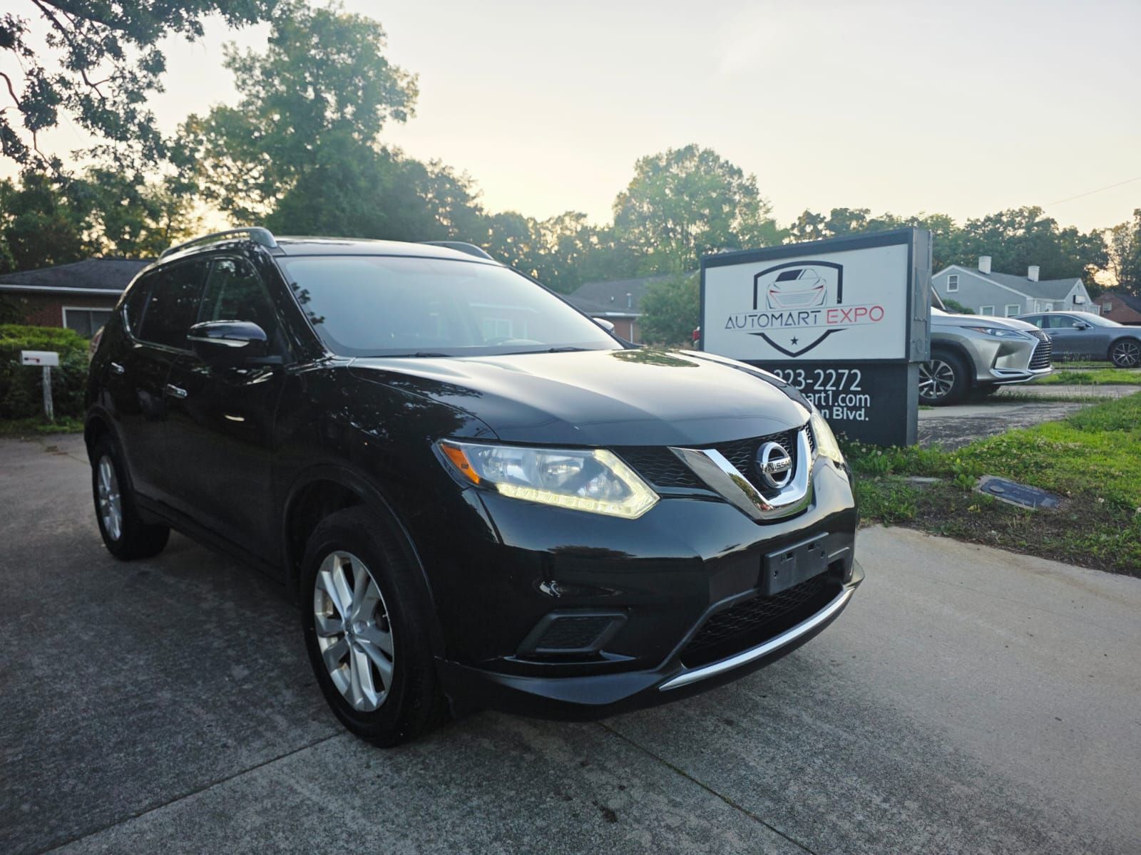 Used 2015 Nissan Rogue SV AWD/4WD image 2