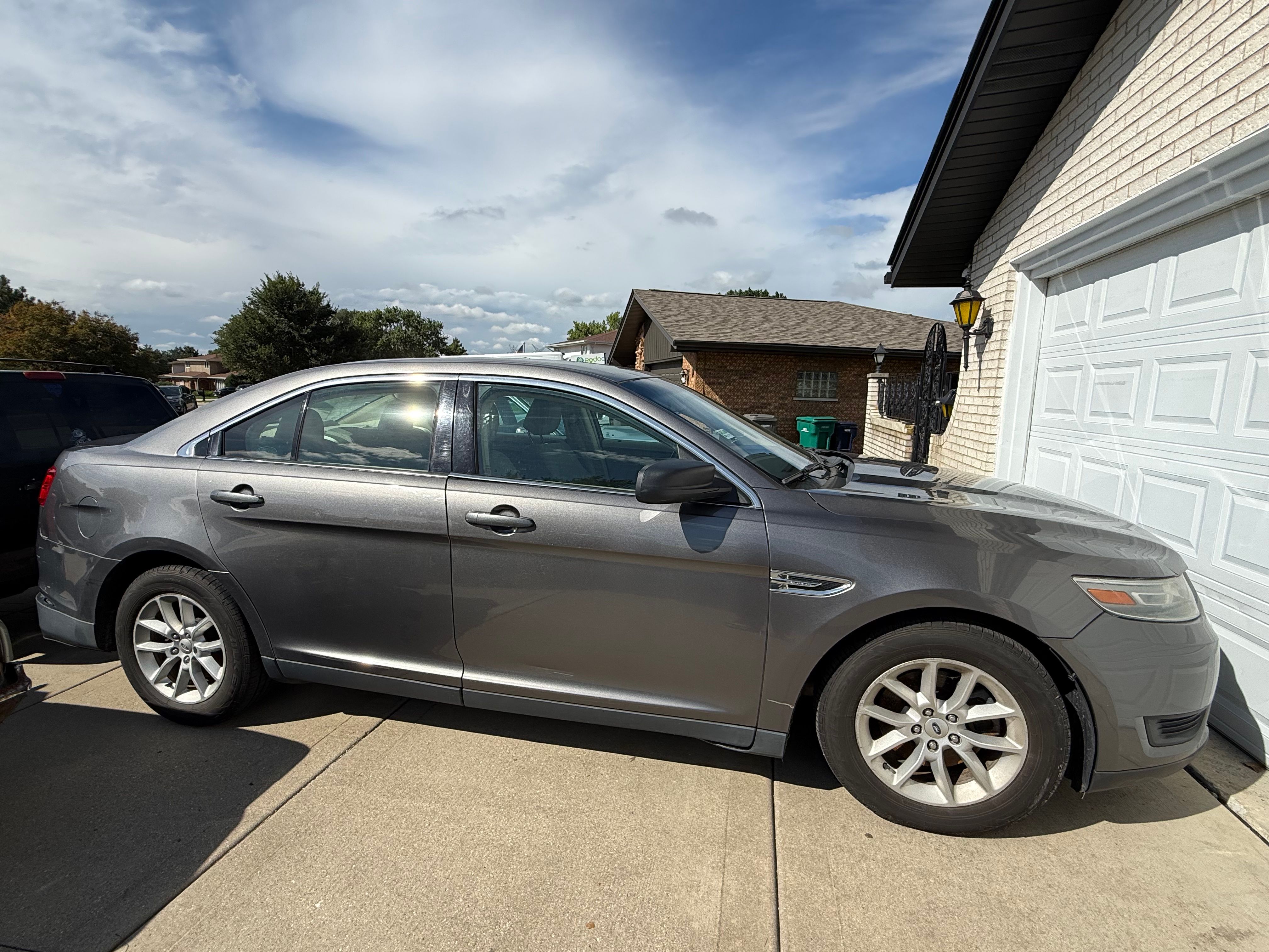 Used 2013 Ford Taurus SE FWD image 9