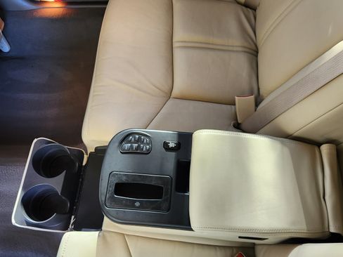 Used 2004 Lincoln Town Car Ultimate L image 24