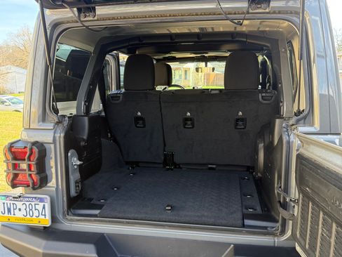 Used 2019 Jeep Wrangler Unlimited Sahara image 14