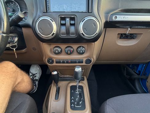 Used 2016 Jeep Wrangler Sahara w/ Connectivity Group AWD/4WD image 9