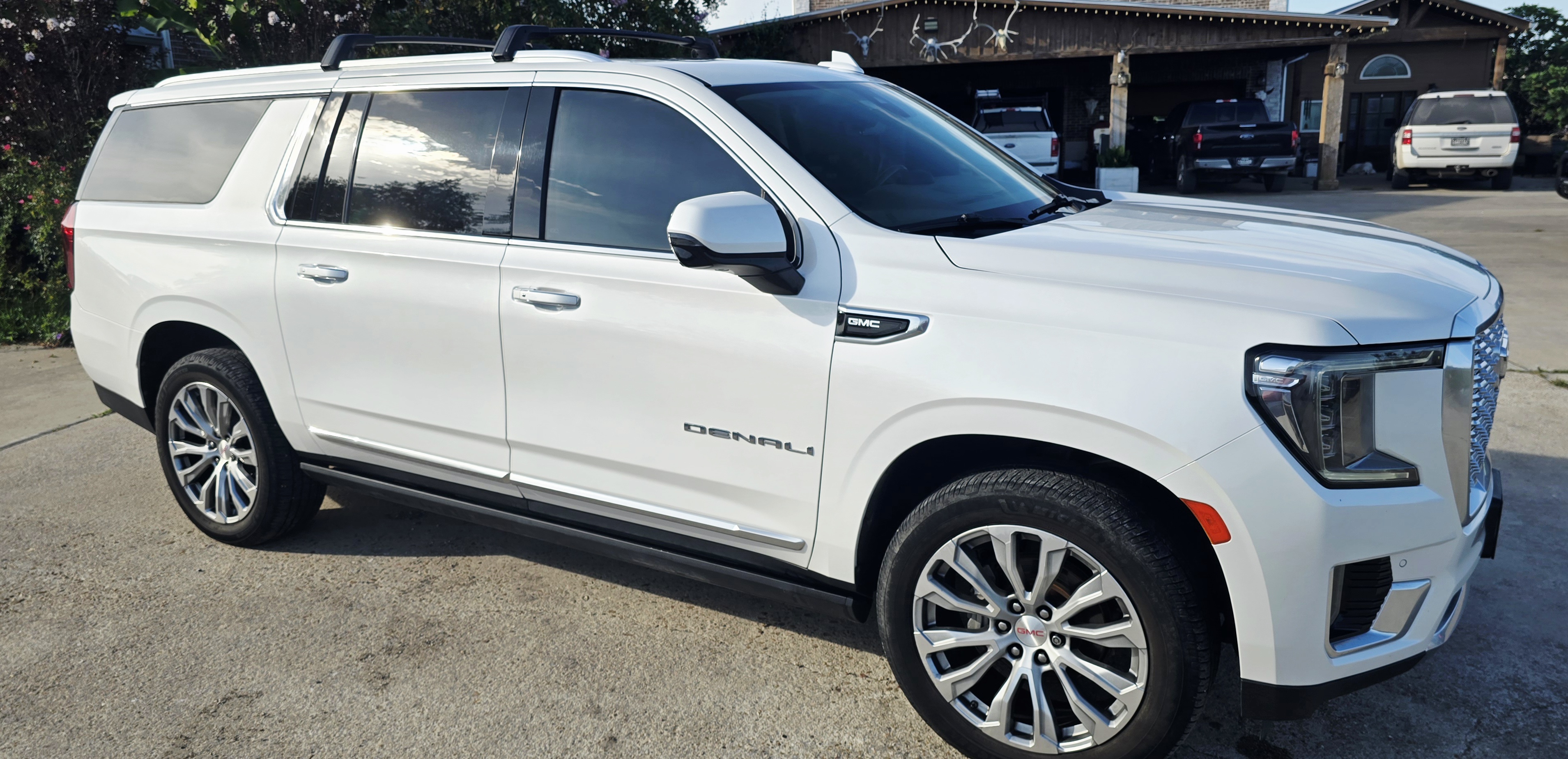 Used 2022 GMC Yukon XL Denali w/ Advanced Technology Package AWD/4WD image 8