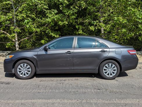 Used 2011 Toyota Camry LE image 4