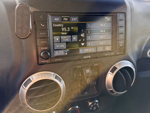 Used 2016 Jeep Wrangler Unlimited Sahara w/ Dual Top Group image 10