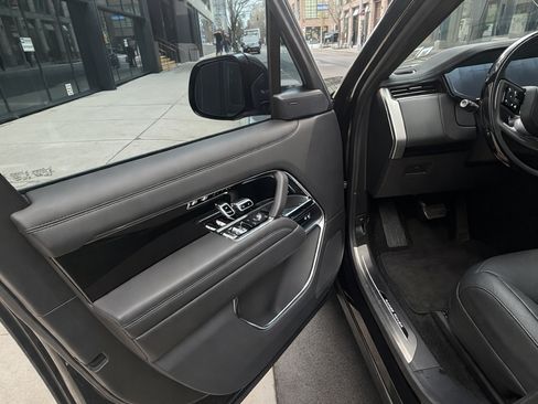 Used 2025 Land Rover Range Rover SE image 9