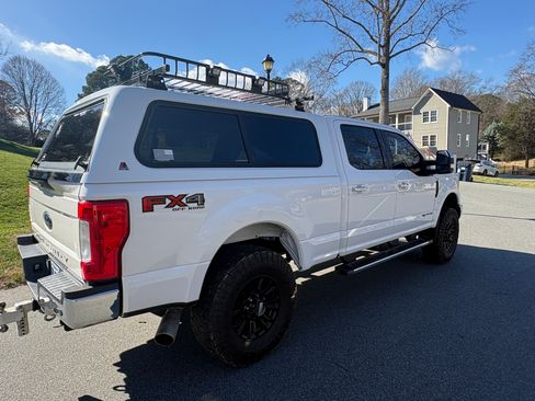 Used 2017 Ford F250 Lariat w/ Chrome Package image 5