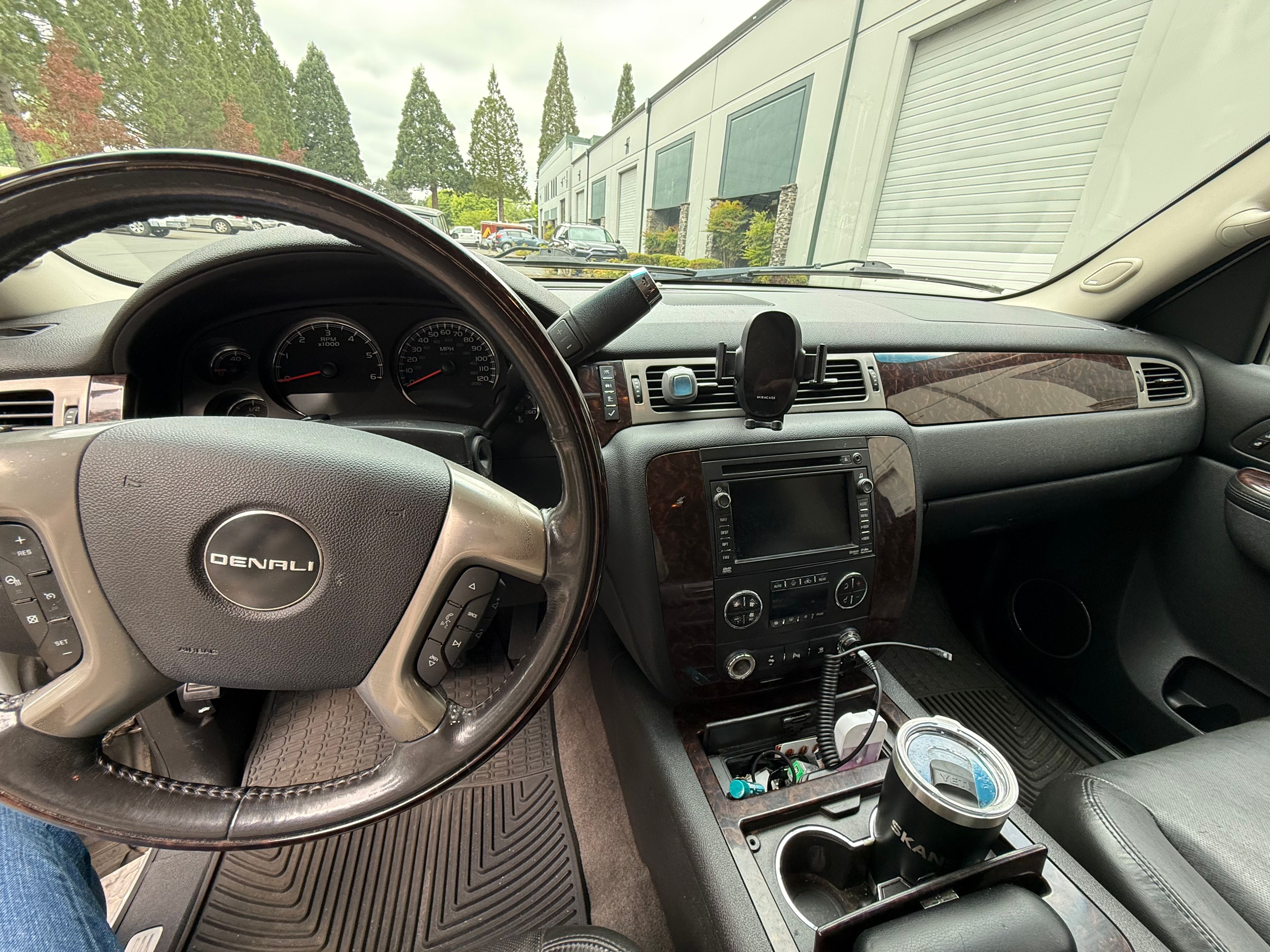 Used 2010 GMC Yukon XL Denali AWD/4WD image 2