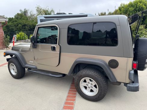 Used 2005 Jeep Wrangler Unlimited w/ Premium Audio Group AWD/4WD image 2