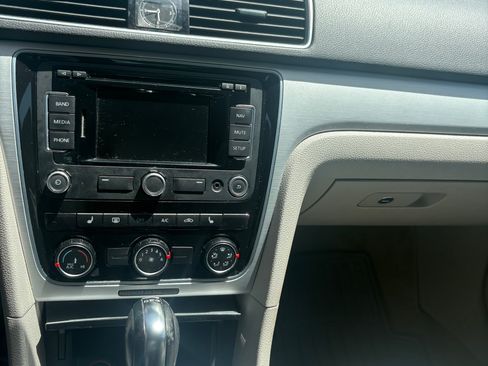 Used 2013 Volkswagen Passat TDI SE FWD image 9