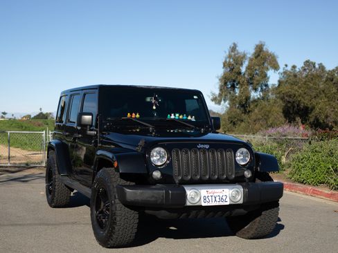 Used 2015 Jeep Wrangler Unlimited Sahara w/ Max Tow Package image 9
