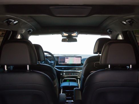 Used 2025 BMW X7 M60i w/ M Sport Professional Package image 28