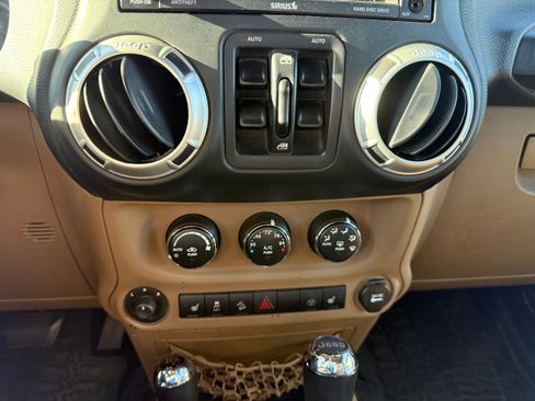 Used 2015 Jeep Wrangler Unlimited Rubicon w/ Connectivity Group image 11