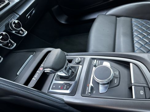 Used 2021 Audi R8 V10 w/ Premium Package image 13