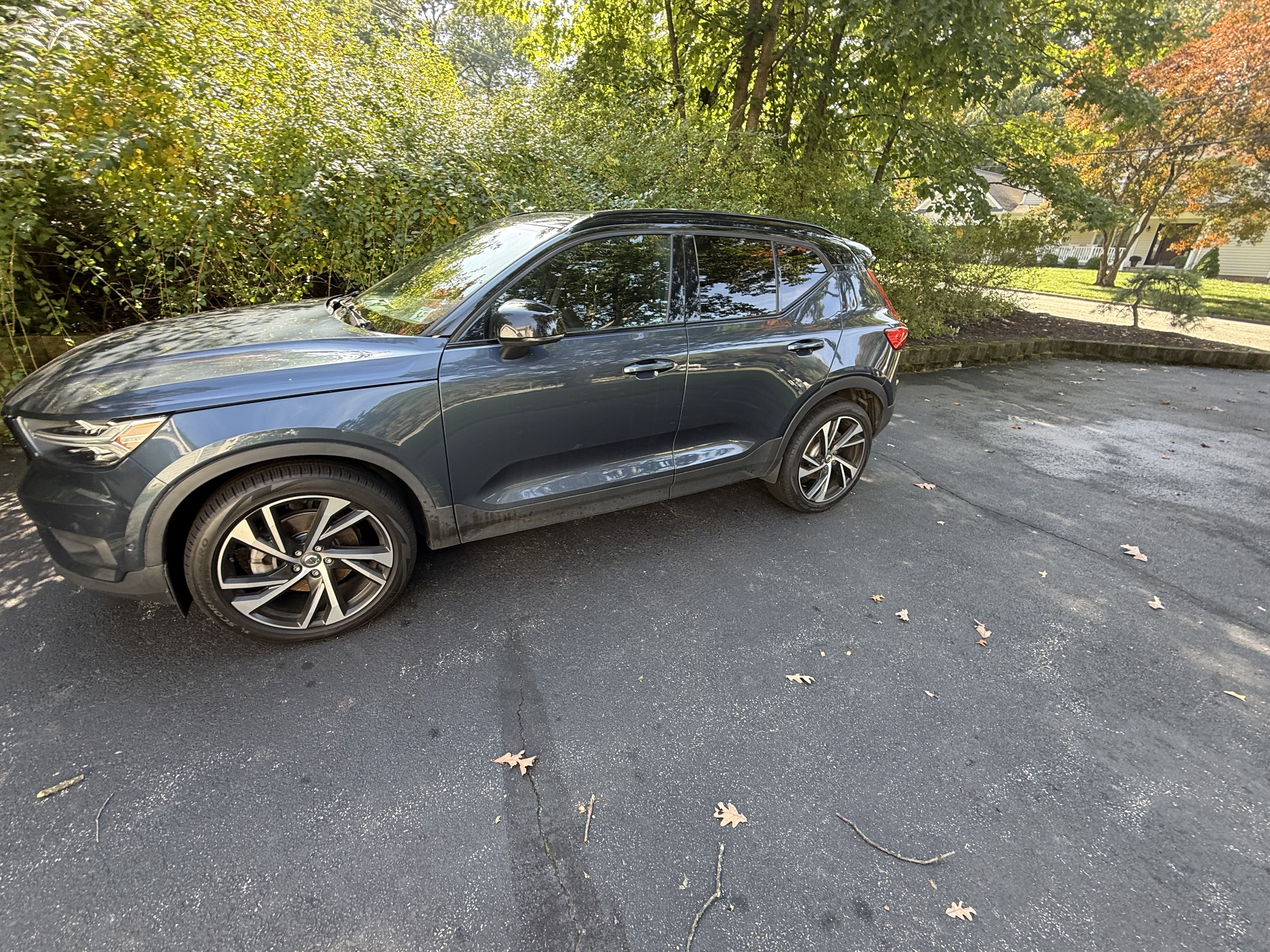 Used 2022 Volvo XC40 T5 R-Design w/ Advanced Package AWD/4WD image 2