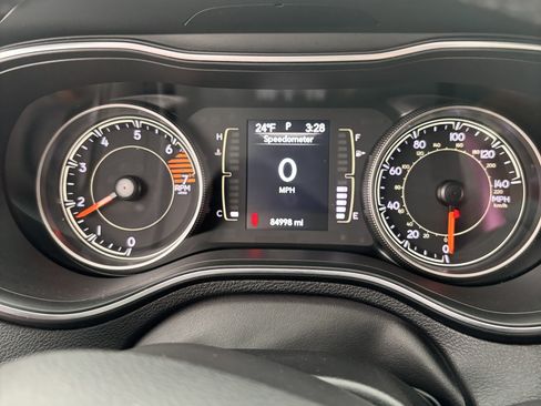 Used 2019 Jeep Cherokee Latitude Plus w/ Comfort/Convenience Group image 8