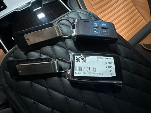 Used 2024 Land Rover Range Rover SE AWD/4WD image 15
