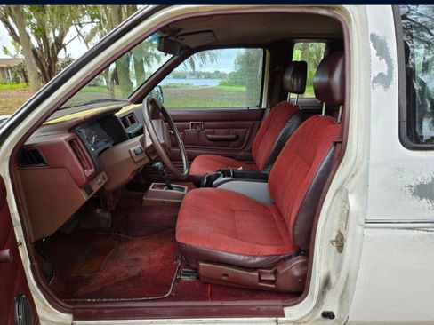 Used 1992 Nissan Pickup 2WD King Cab image 2