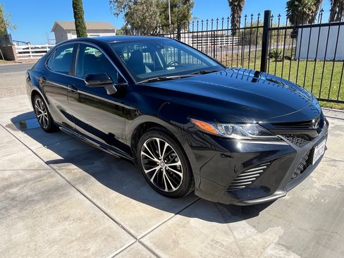 Used 2020 Toyota Camry SE w/ Carpet Mat Package image 2