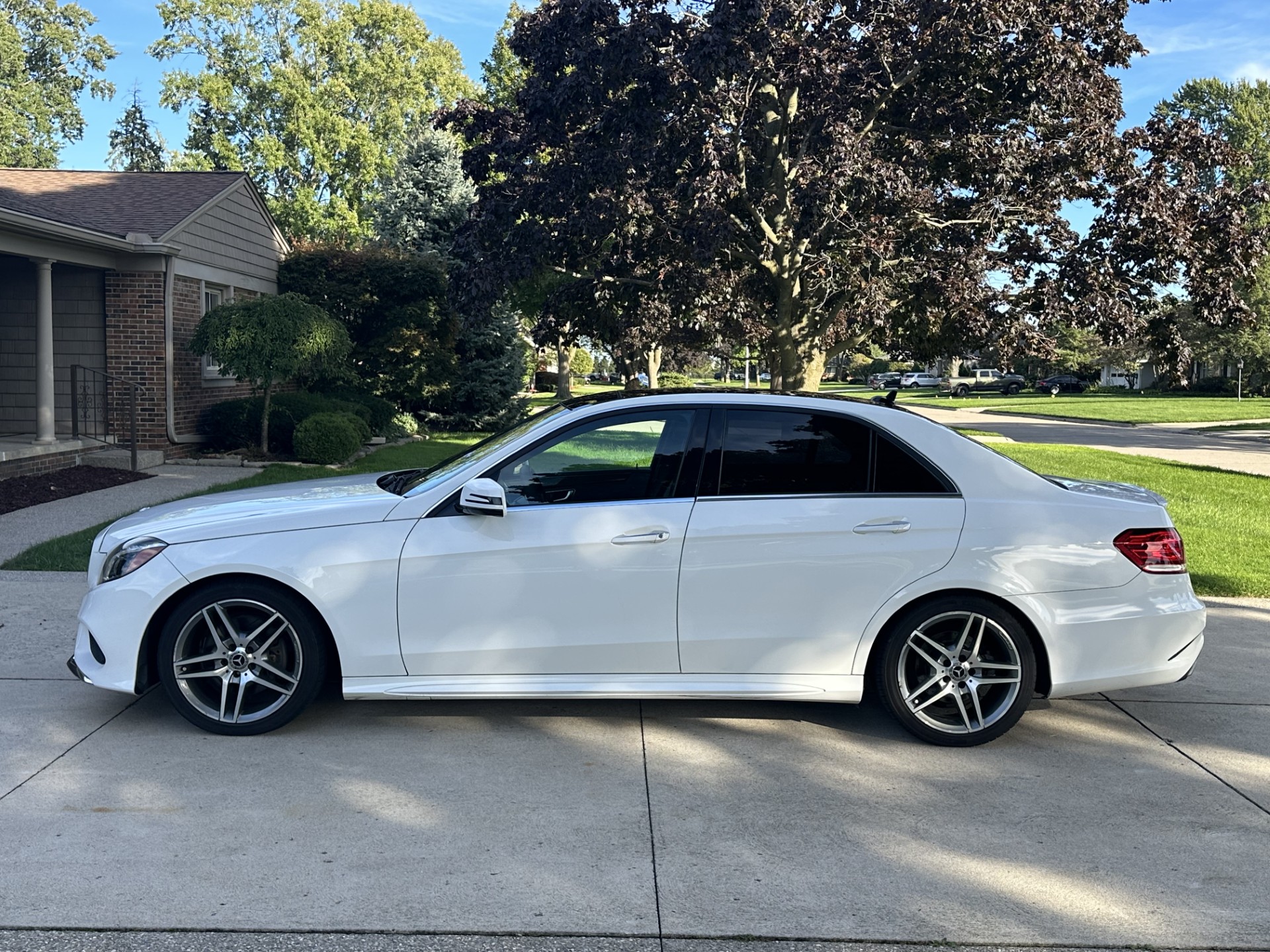 Used 2014 Mercedes-Benz E 350 4MATIC Sedan image 4