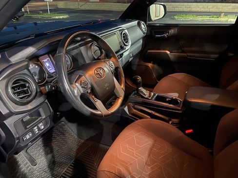 Used 2017 Toyota Tacoma TRD Sport image 8