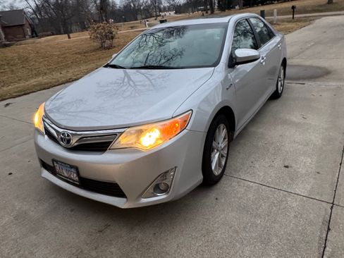 Used 2013 Toyota Camry XLE w/ Leather Pkg image 4