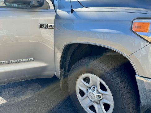 Used 2017 Toyota Tundra SR5 w/ SR5 Upgrade Package AWD/4WD image 10