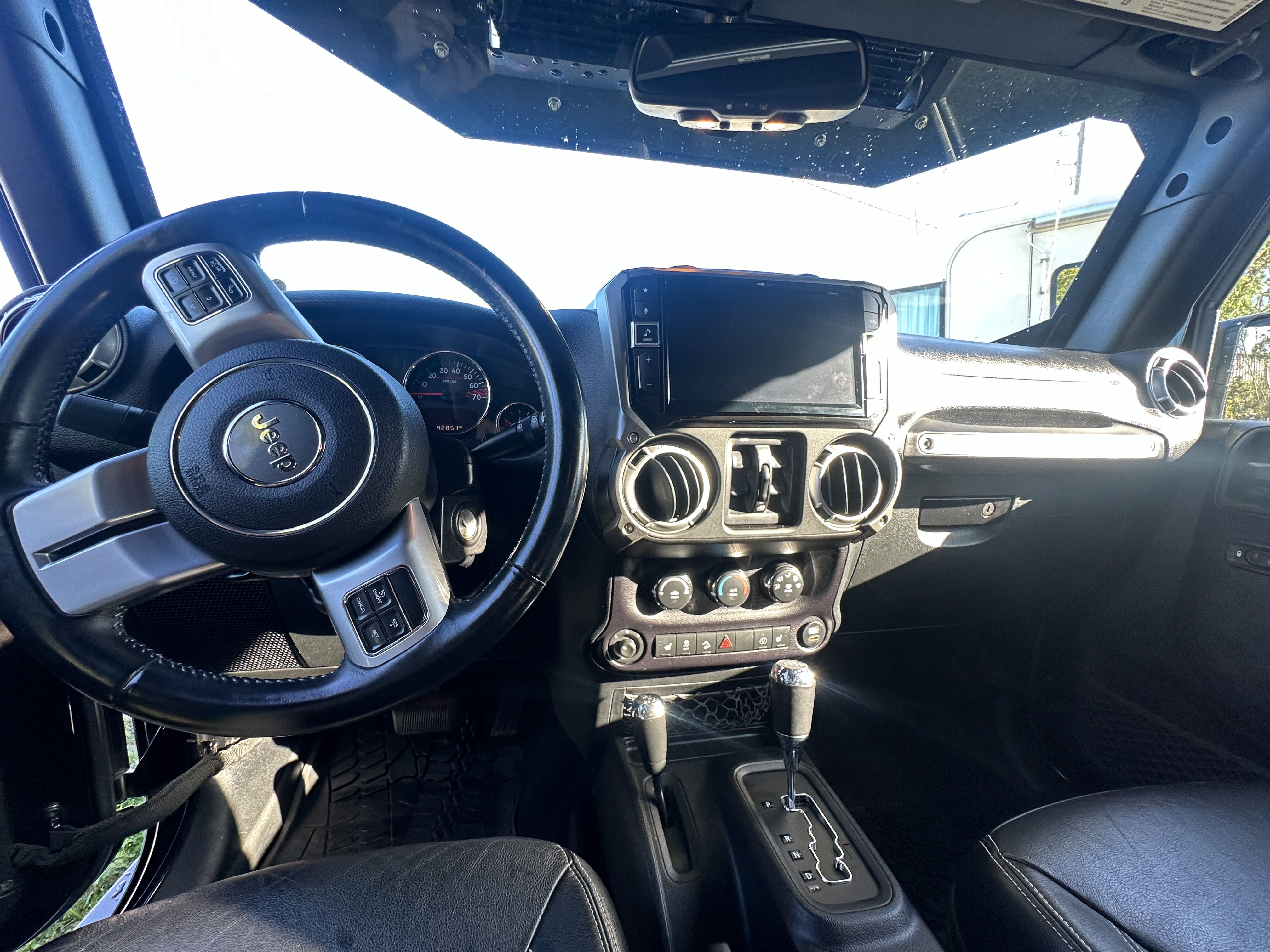 Used 2015 Jeep Wrangler Unlimited Rubicon AWD/4WD image 4