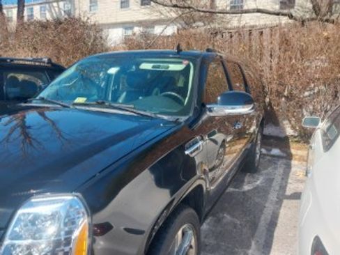 Used 2010 Cadillac Escalade ESV Premium image 1