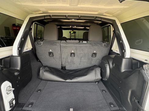 Used 2021 Jeep Wrangler Unlimited Sahara AWD/4WD image 12