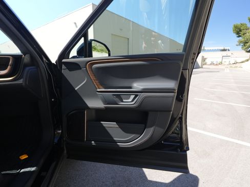 Used 2026 Rivian R1T Premium image 24