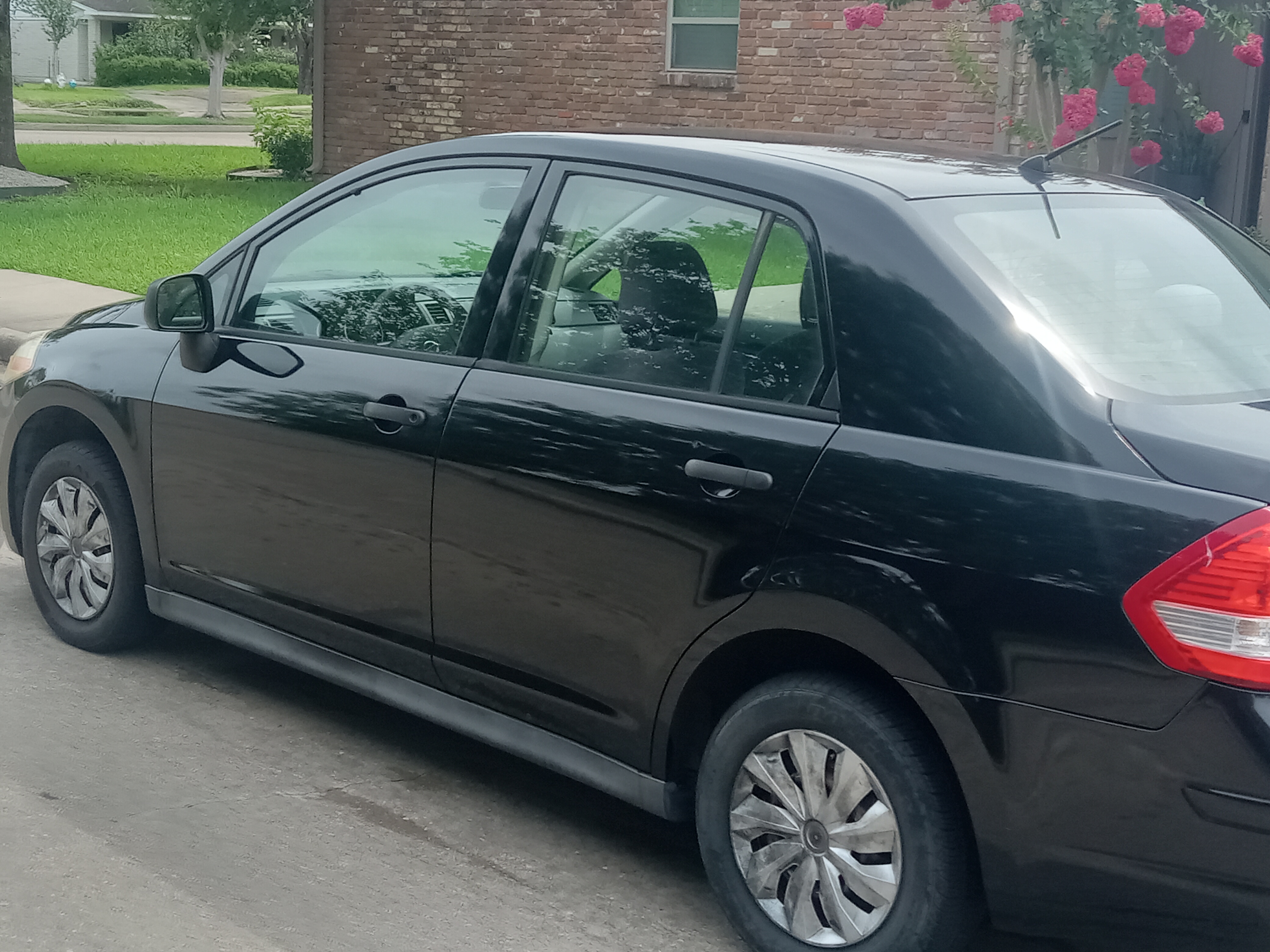 Used 2009 Nissan Versa Sedan FWD image 2