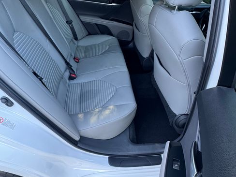 Used 2018 Toyota Camry SE w/ Moonroof Package image 10