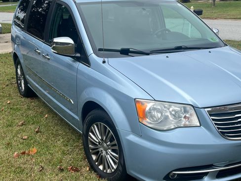 Used 2013 Chrysler Town & Country Touring-L w/ Driver Convenience Group image 5