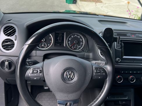 Used 2016 Volkswagen Tiguan S image 16