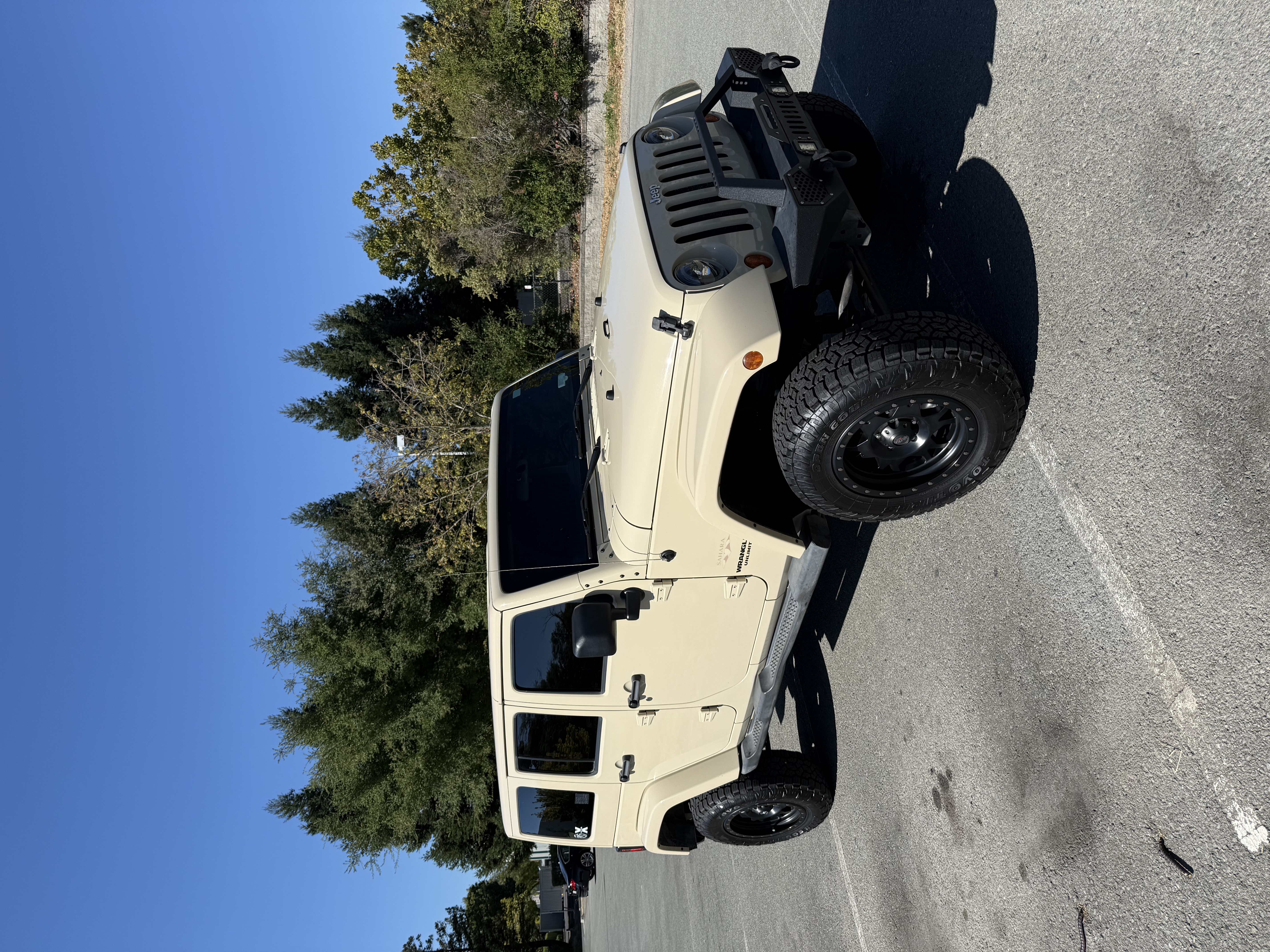 Used 2011 Jeep Wrangler Unlimited Sahara w/ Connectivity Group AWD/4WD image 2