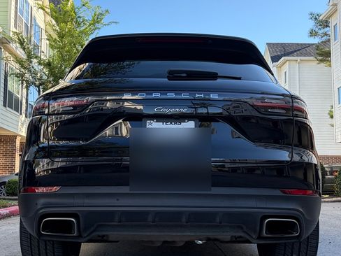 Used 2019 Porsche Cayenne Sport Utility 4D image 2