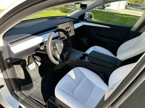 Used 2025 Tesla Model Y Performance image 4