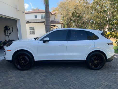 Used 2024 Porsche Cayenne image 1