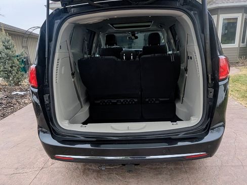 Used 2019 Chrysler Pacifica Limited image 9