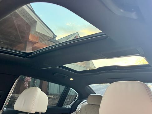 Used 2022 BMW 740i w/ M Sport Package image 11